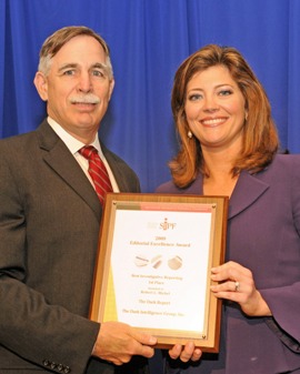 Editor-In-Chief Robert Michel of The Dark Report (L) receives “Best Investigative Reporting” Award from Nora O’Donnell, NBC/MSNBC News Anchor at SIPA Conference in Washington, DC.