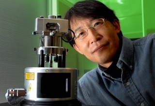 Jin-Woo Kim, Ph.D., and colleague Vladimir Zharov, Ph.D., D.Sc. at the University of Arkansas are using carbon nanotubes to capture tumor cells circulating in the bloodstream. (Photo courtesy of the University of Arkansas)